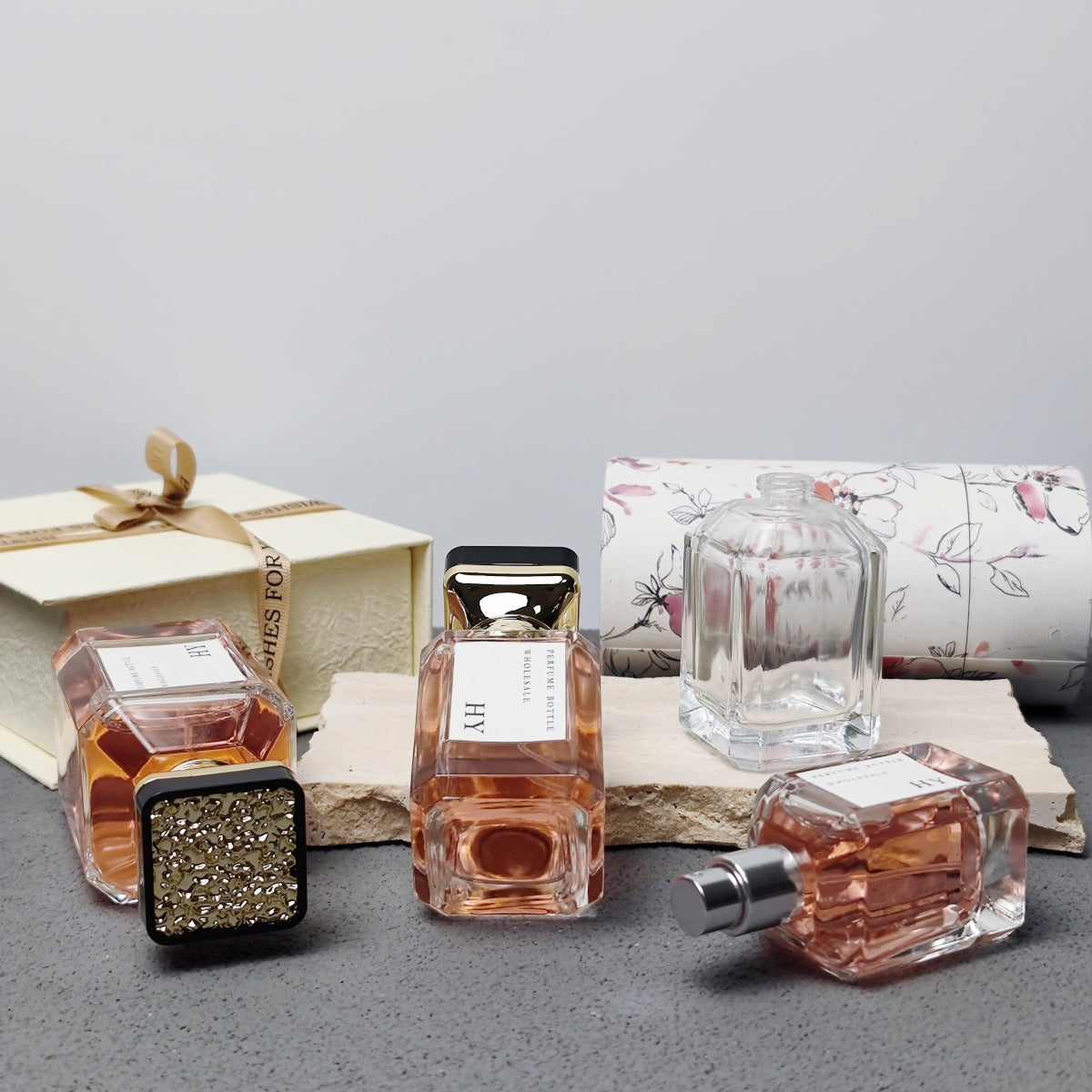 Elegant Wholesale 30ml 50ml 100ml Luxury Perfume Bottle for Women with Square Rhinestone Lid for Perfume Packaging