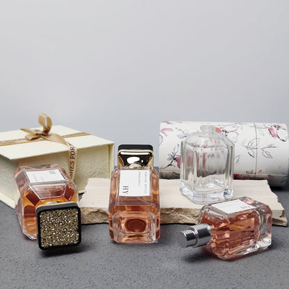 Elegant Wholesale 30ml 50ml 100ml Luxury Perfume Bottle for Women with Square Rhinestone Lid for Perfume Packaging