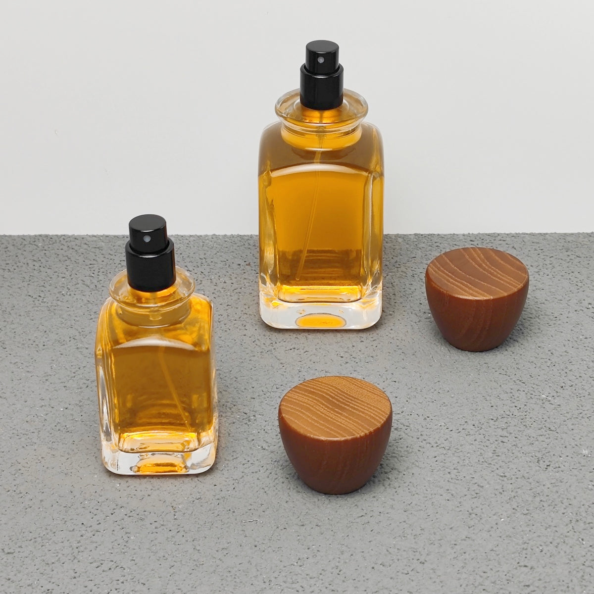 Luxury Unique Square Design 50ml 100ml Arabic Perfume Bottles with Crimp Atomizer and Wood Cap Screen Printing