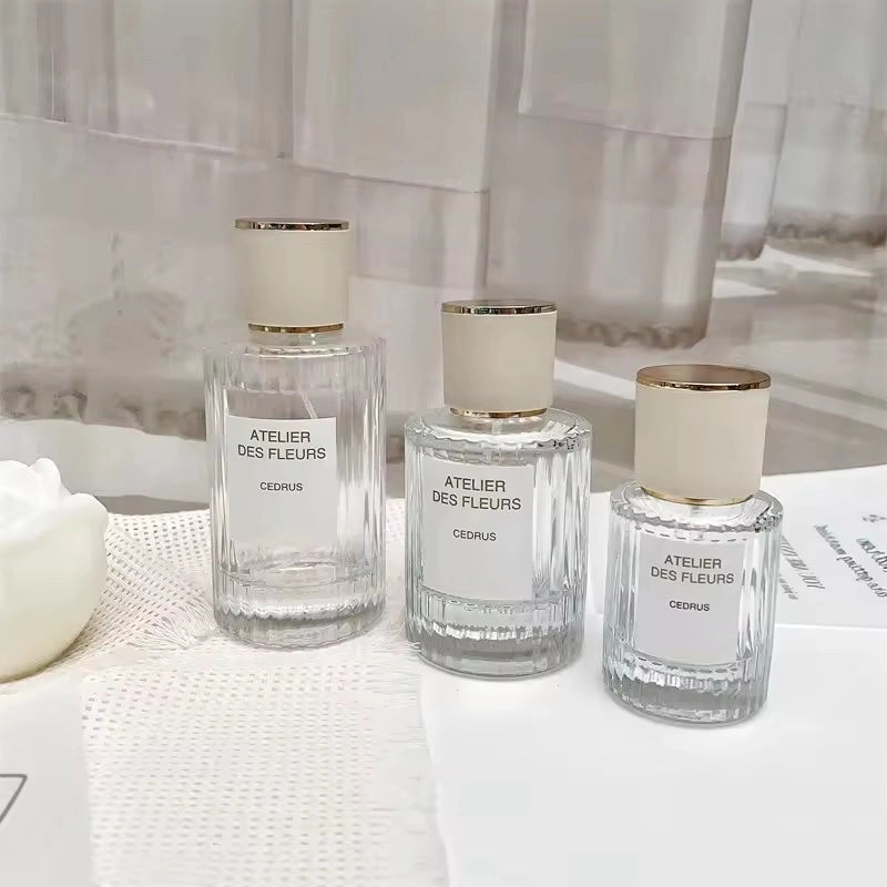 Flacon de parfum fantaisie vaporisateur design haut de gamme et verre transparent de qualité